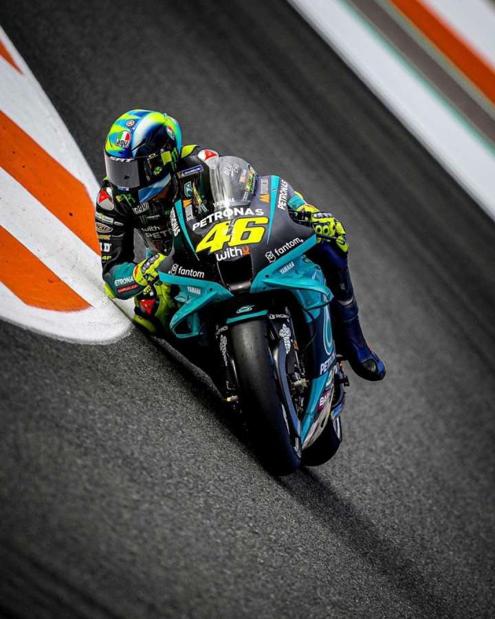 跑完最后的比赛,意大利摩托赛车传奇"九冠王"罗西正式退役,大罗现场