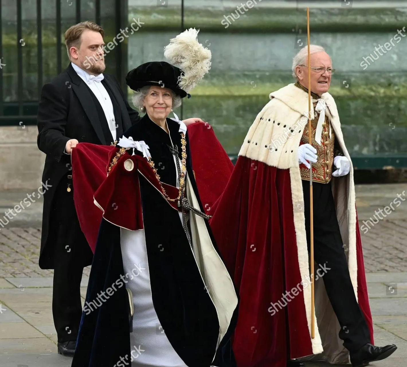 英国查尔斯三世国王加冕典礼英国本国贵族这是穿了一套一套的啥啊?