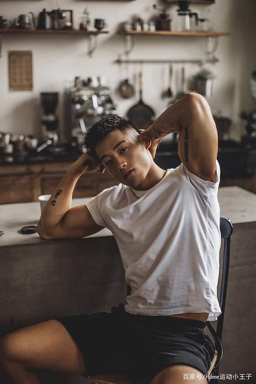 爱运动有颜值,有身材还阳光,这样的肌肉男简直太养眼 爱运动有颜值,有