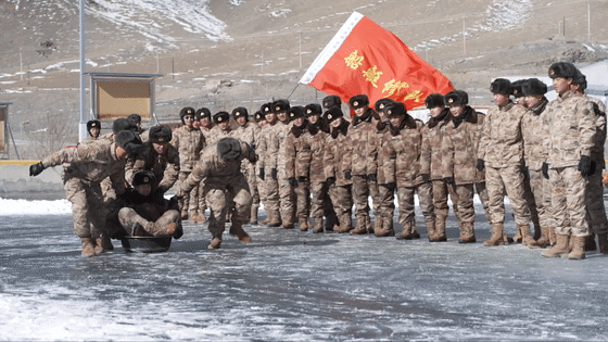 冰墩墩雪容融上了班公湖