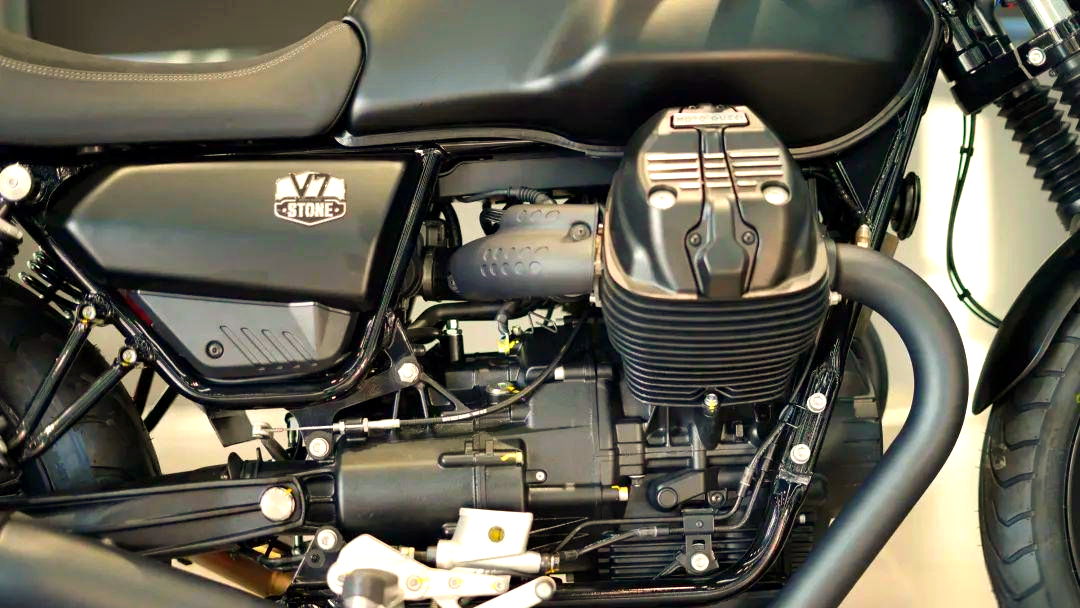 这款摩托车搭载的风冷v缸发动机,实际排量达到了850cc,且新款车型在