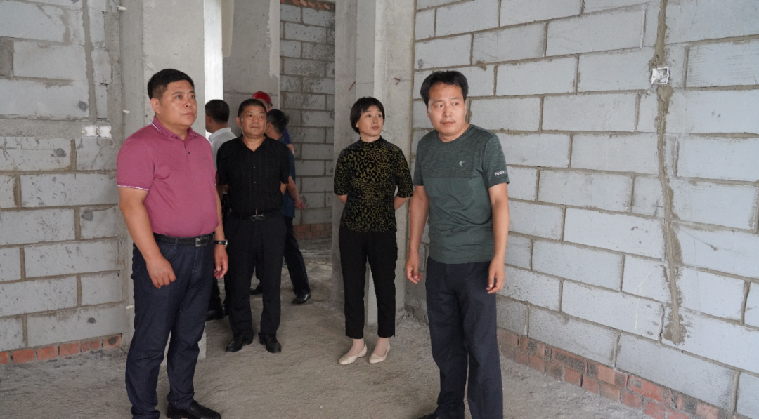 临沭县副县长胡文君督导学校建设项目推进工作