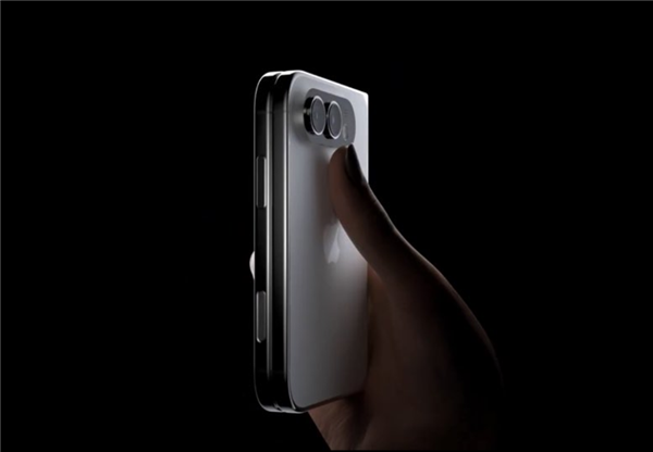 苹果阔折叠被曝命名iPhone Ultra!国内厂商考虑跟进:芯片、价格等全面对标