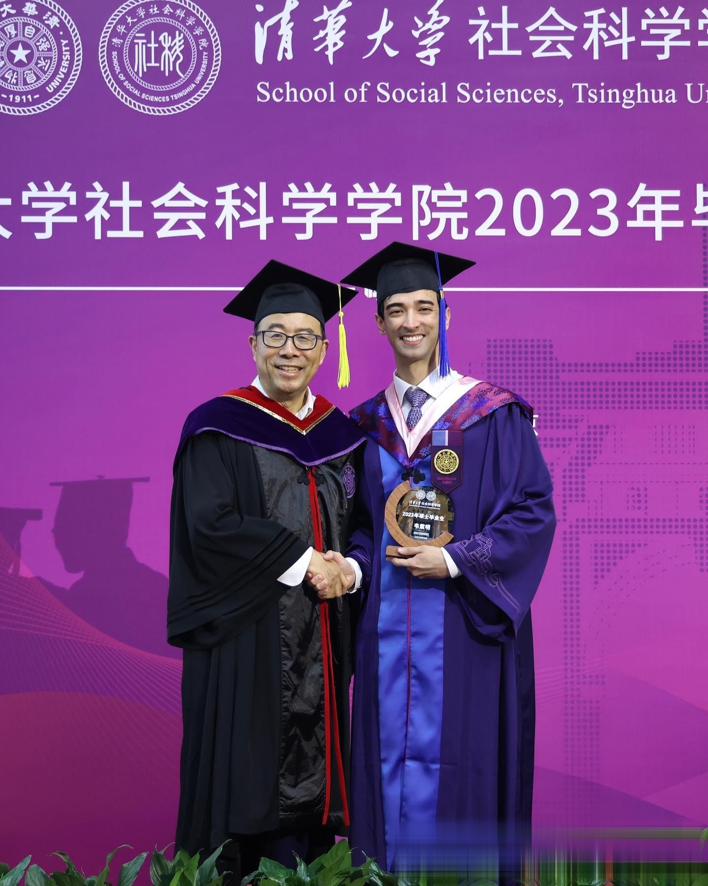 韦唯大儿子清华硕士毕业才华出众建模脸吸睛与女友牵手太甜蜜