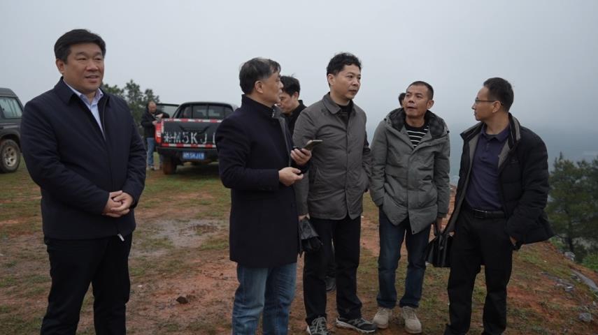 项目事务中心总工程师钟建文一行来江华开展神州瑶都通用机场评审工作