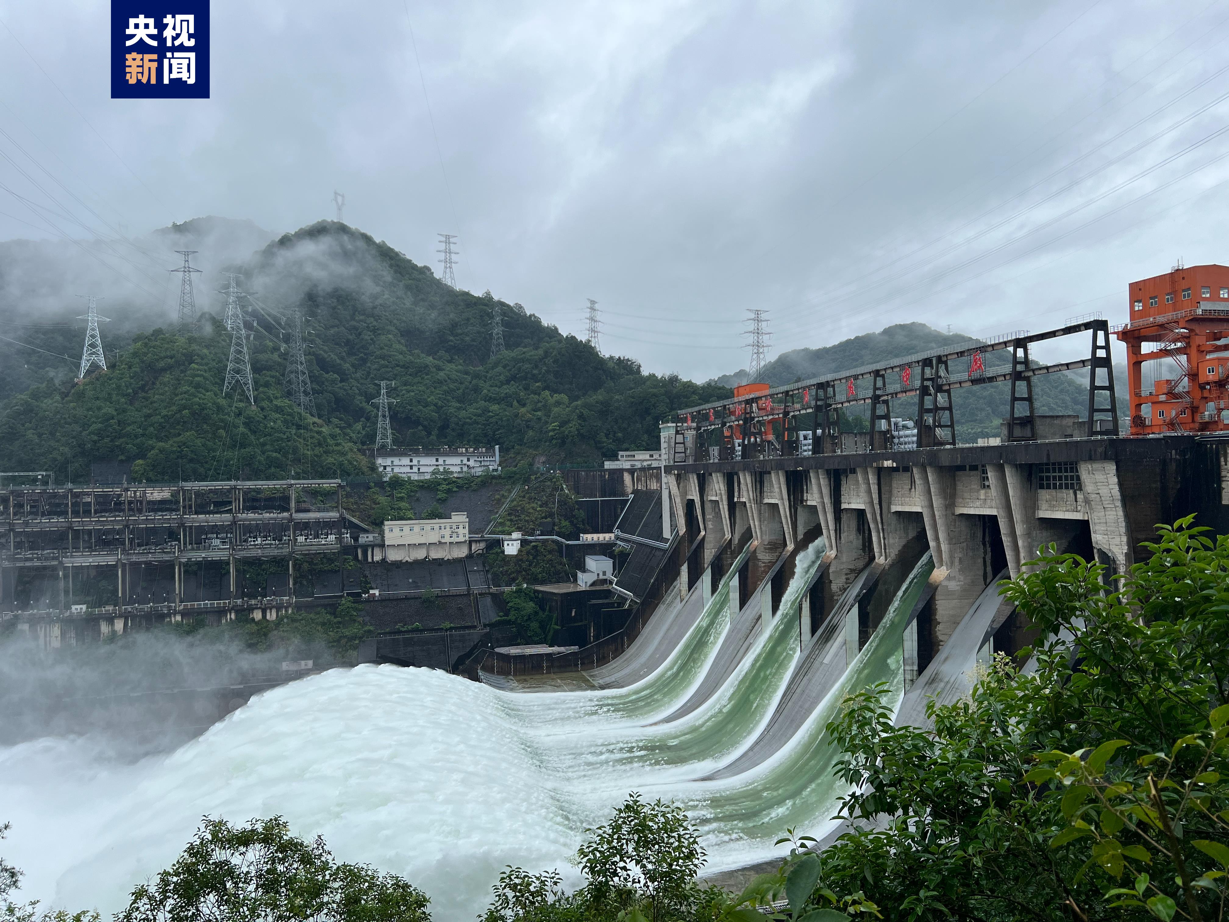 减轻下游防洪压力 新安江水库减少至三孔泄洪闸泄洪