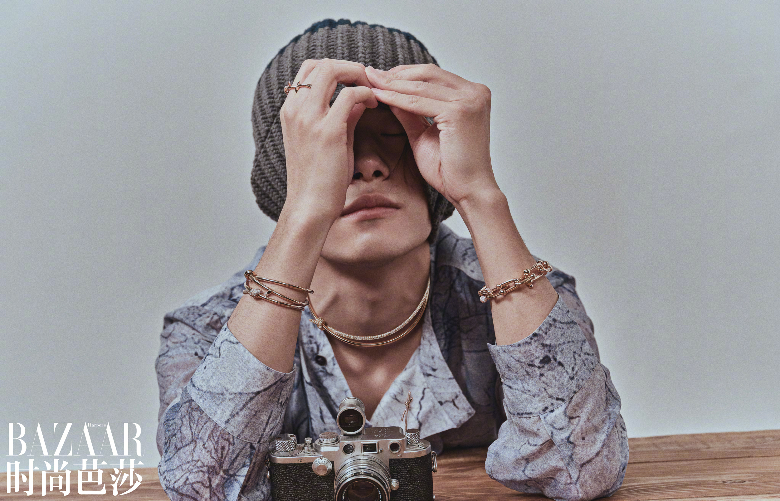 易烊千玺登封时尚芭莎开季刊,人人都是"笨小孩"