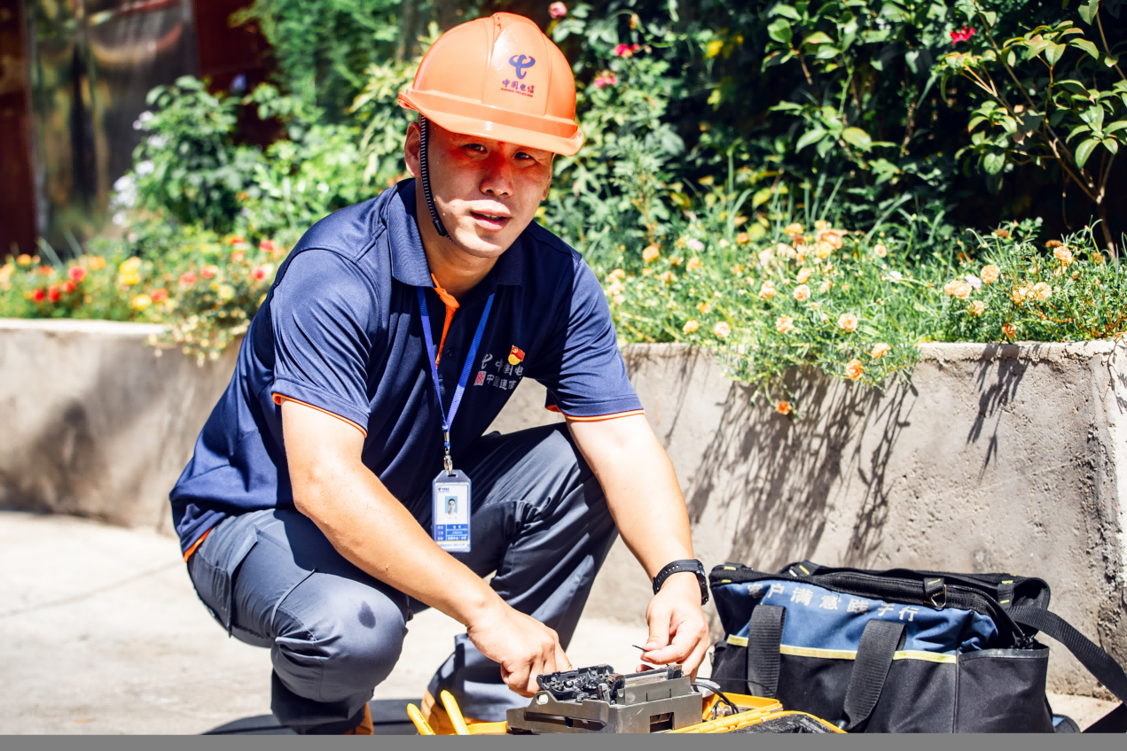 电信人坚守一线不服"暑" 挥洒汗水,交付"满格"!