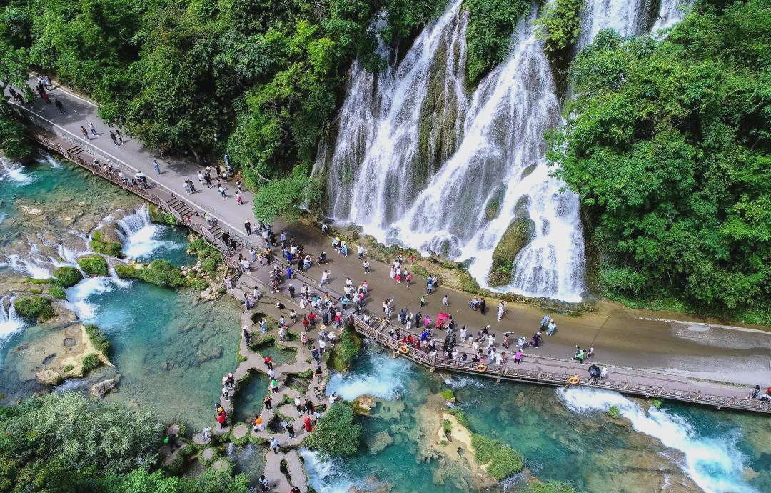 荔波小七孔景区的拉雅瀑布:背后的爱情故事与美景探秘