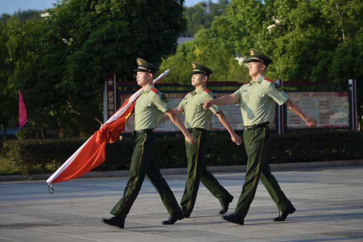 迎着第一缕晨光 武警浙江总队各支队举行升国旗仪式