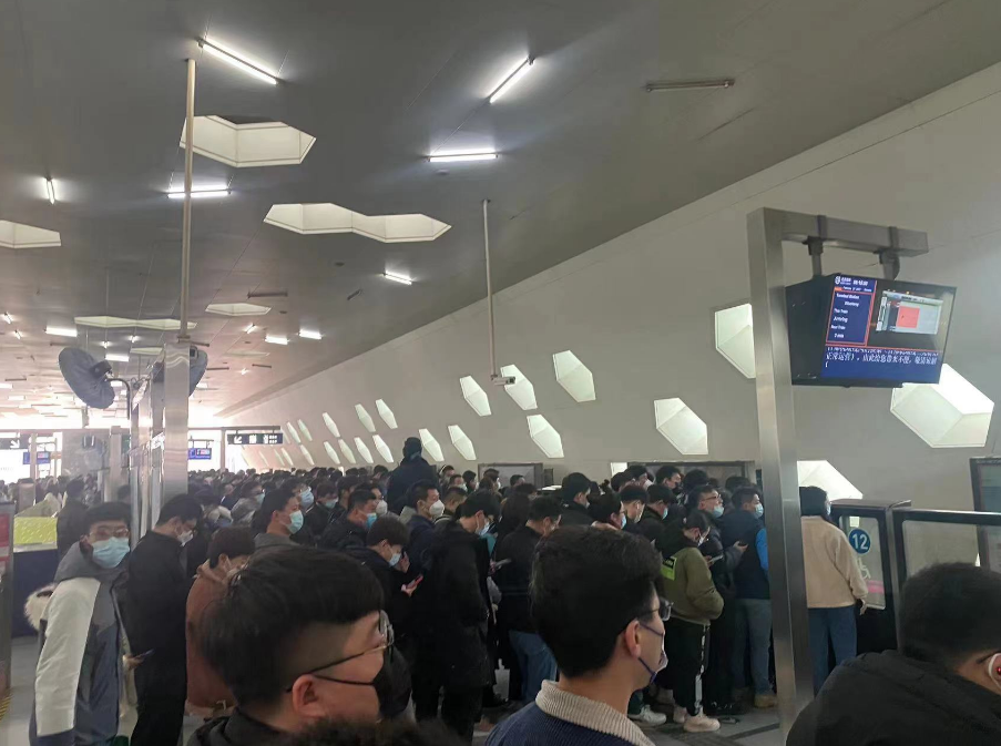 早高峰沙河站外排队数百米,北京地铁:坚持"超常超强"模式保障出行
