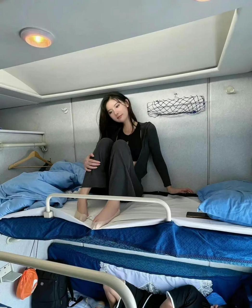 火车上偶遇高颜值美女,我该不该出动出击呢.