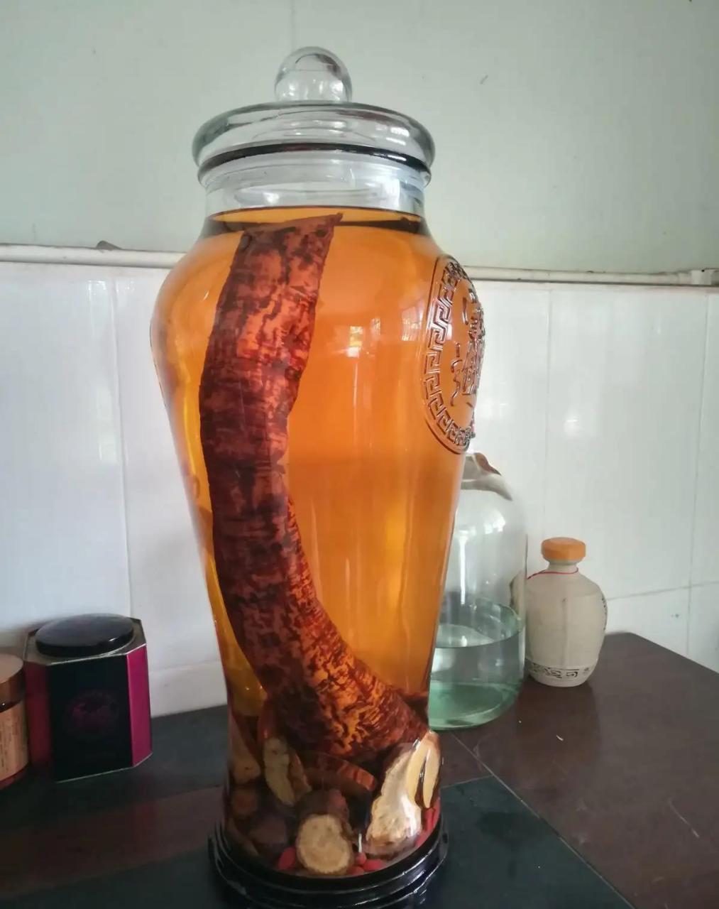 我们听说喝牛大力泡酒有助于提高身体耐力,于是我为他购买了这款酒.