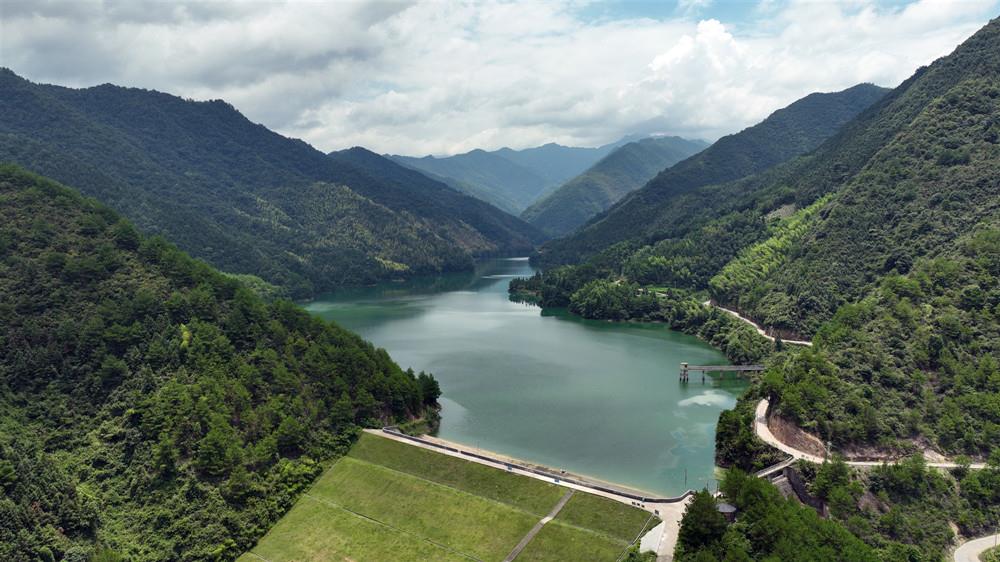宁远:半山水库水半山景 天光云影共徘徊