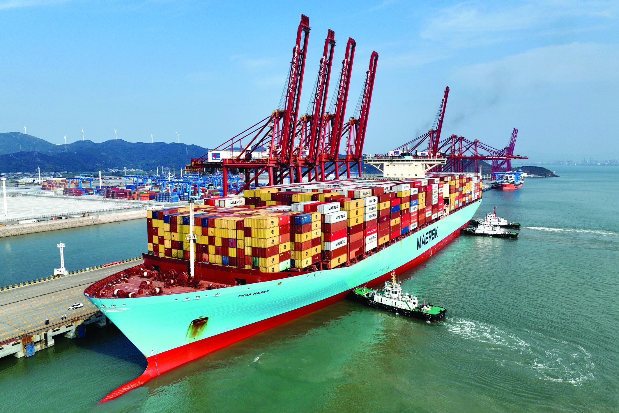 宁波舟山港:船来船往货运忙