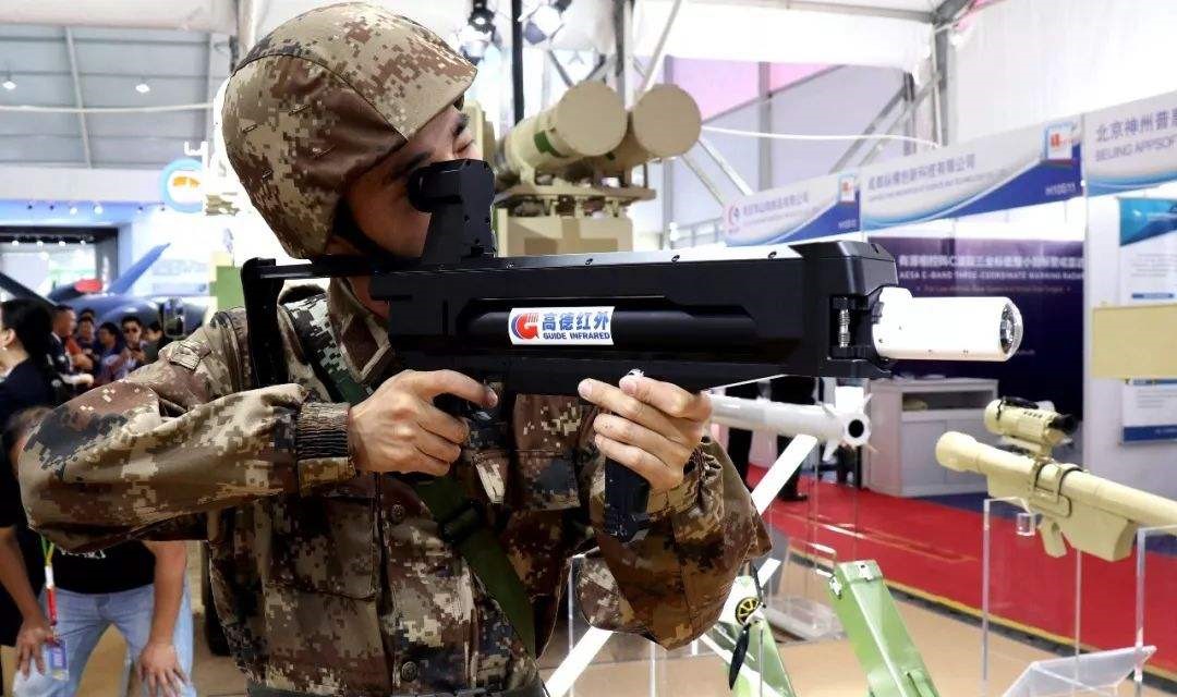 中国微型导弹一枚就能炸毁一辆悍马,一人就能带六枚!