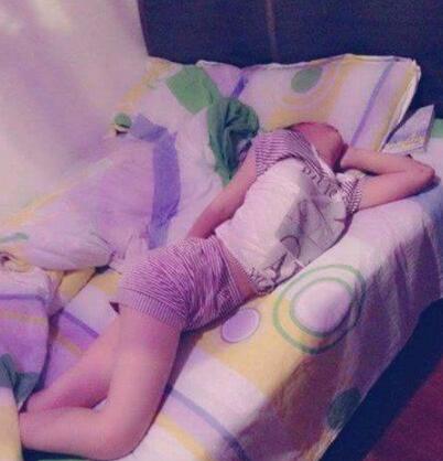 姑娘睡觉都不老实,多大的人了,还踢被子