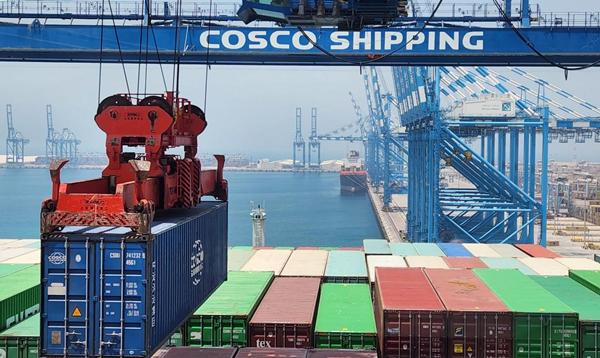 全球最大型集装箱船首航停靠中远海运阿布扎比码头