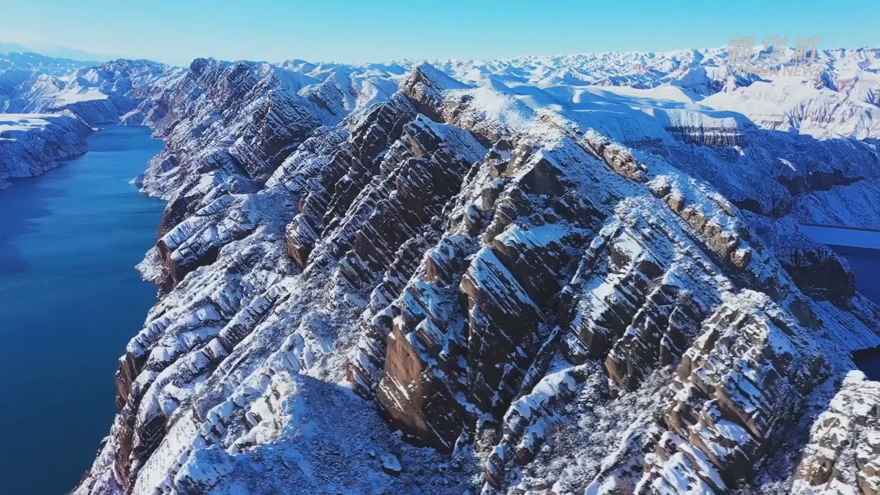 飞越龙脊峡谷 鸟瞰新疆玛纳斯河大峡谷