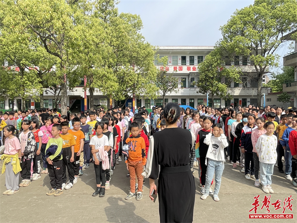 祁东县灵官镇中心小学开展"慈善一日捐"活动