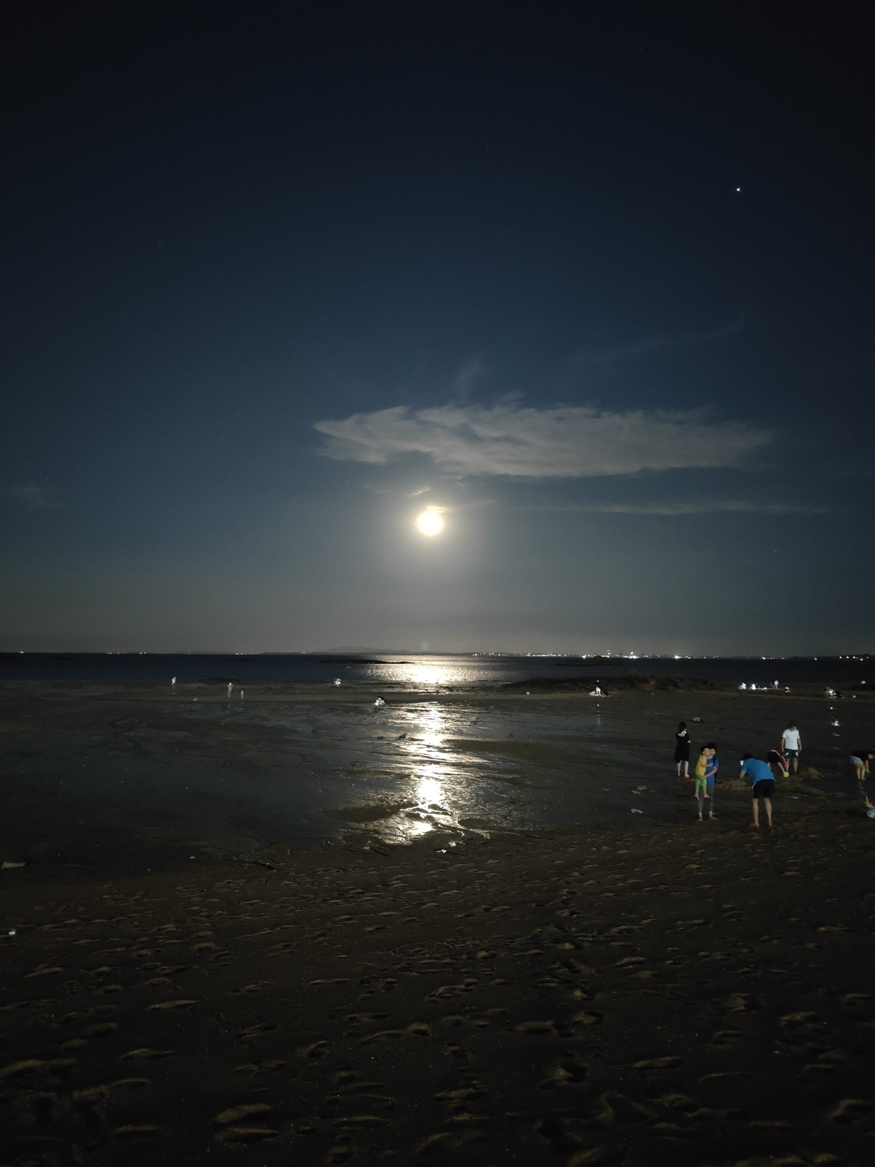 夜幕下的厦门海边,宁静惬意