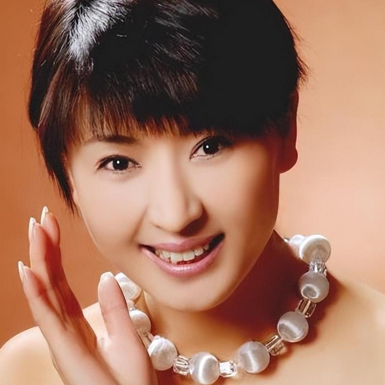 2001年,闫学晶正在春晚后台候场,导演突然走过来对她说:"由于前面黄宏