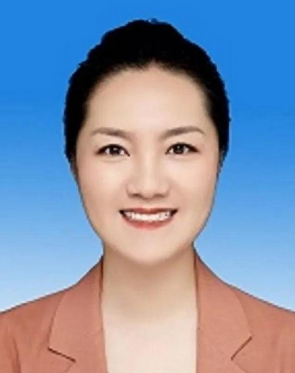 从网上零星的公开资料,虽然不能详细了解鲍婕的毕业院校,成长过程