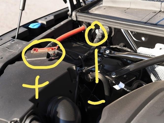 奥迪a4的电瓶在哪个地方