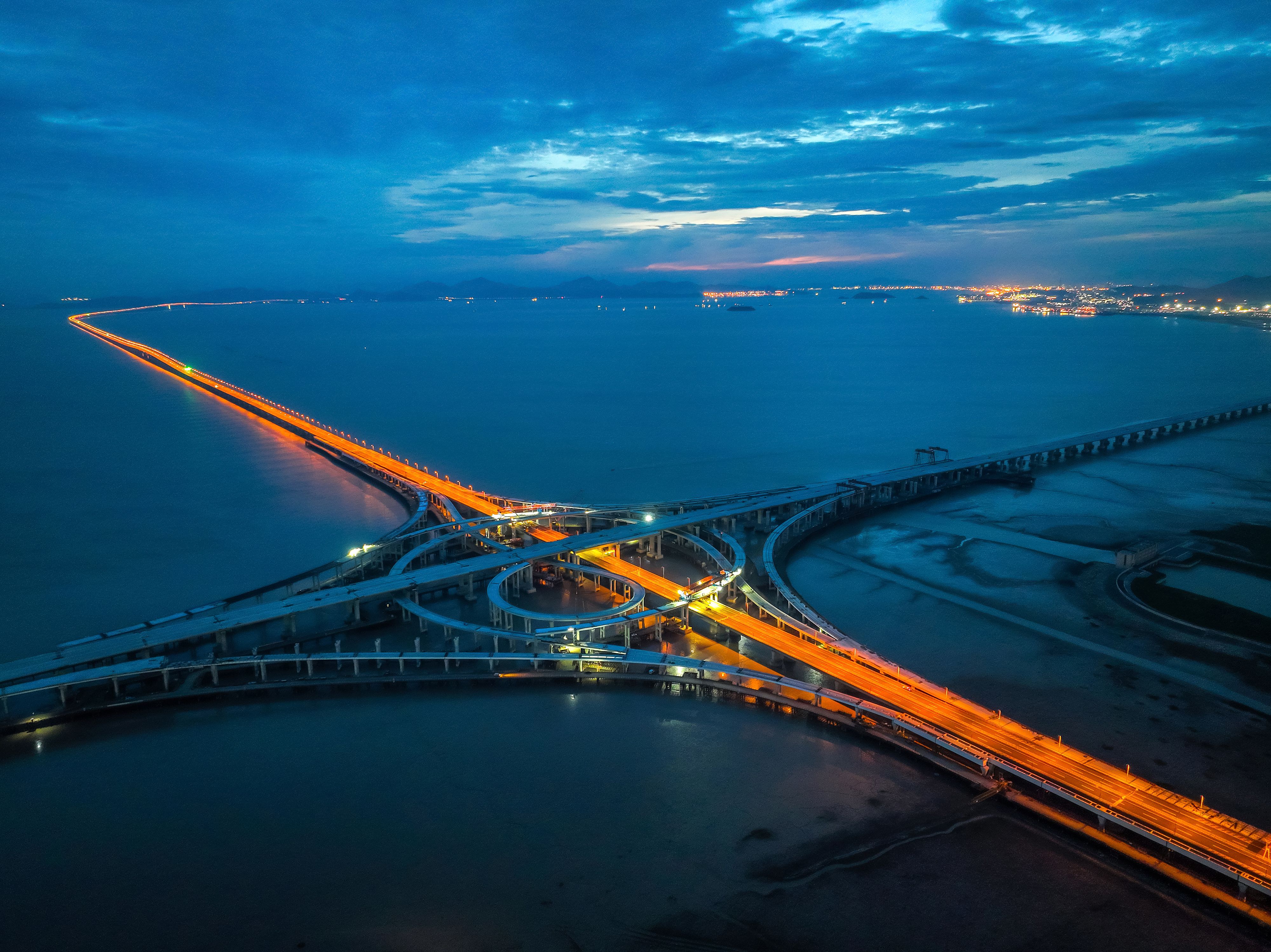 (经济)杭甬复线宁波一期滨海互通顺利跨越金塘大桥