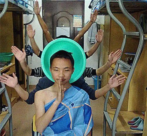 一群男生在宿舍里恶搞,模仿千手观音……忍不住笑喷
