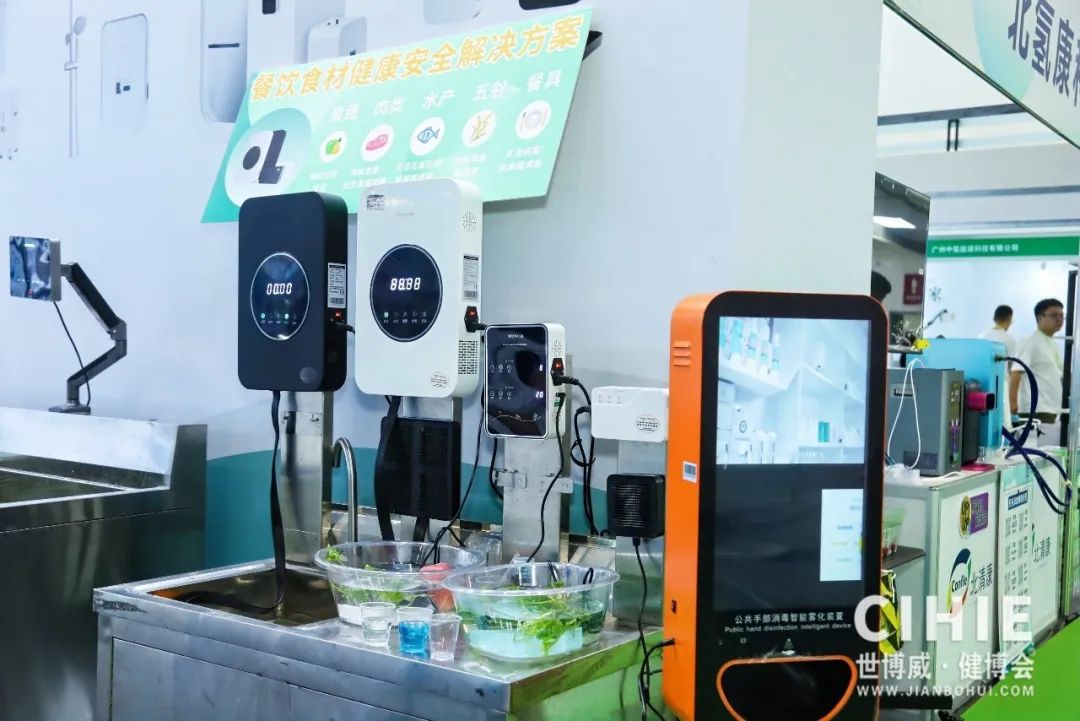 前沿科技,创新产品借助cihie健博会的舞台大放异彩,ai智能理疗机器人