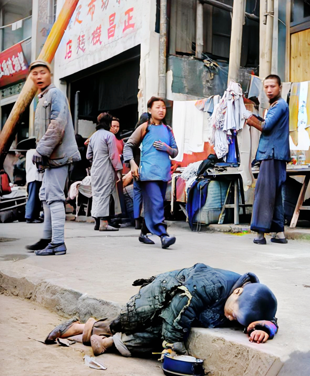 1946年的湖南,街头流浪儿童正在挨饿抱怨.