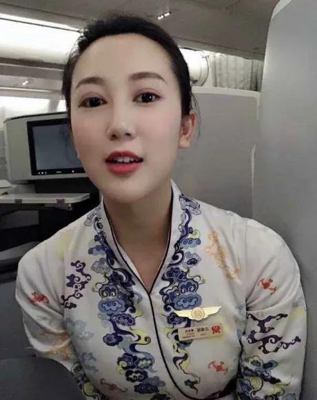 海航空姐被曝出轨成瘾,未婚夫放出大量不雅照,男方100万打水漂