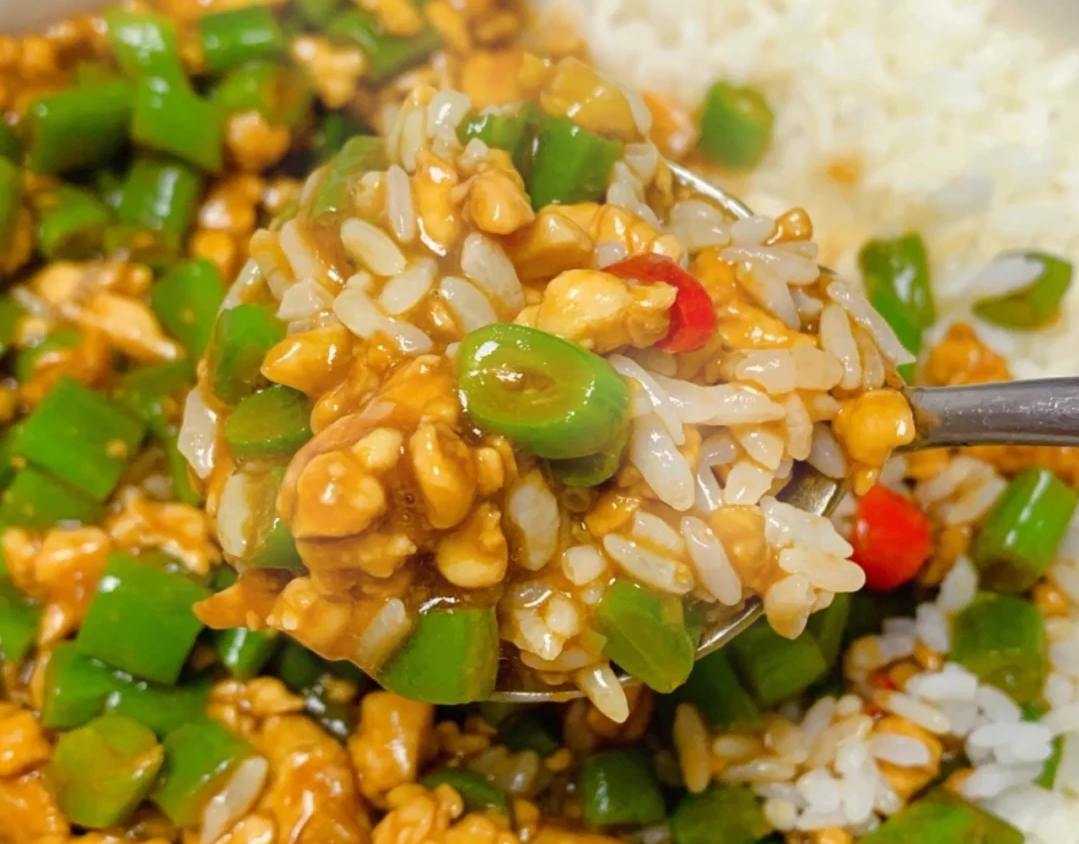 美餐一顿:豆角肉末盖饭 蟹味菇!