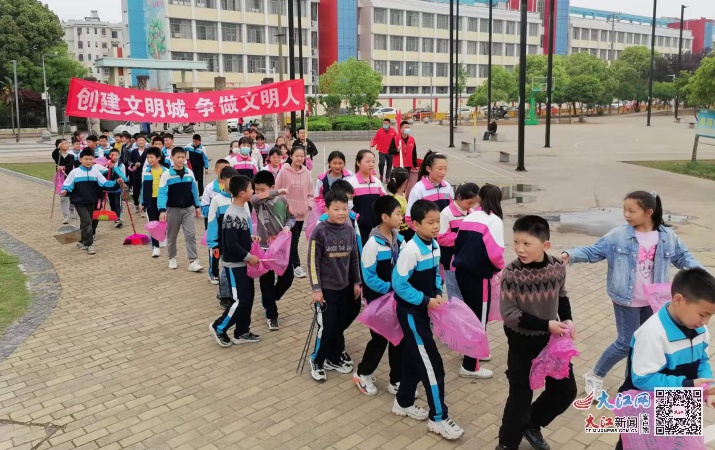 丰城市实验小学助力丰城市全国文明城市创建
