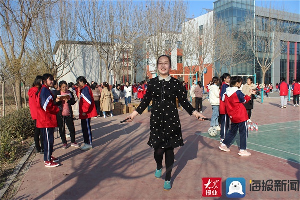 阳信县职业中专组织举行迎三·八趣味运动会