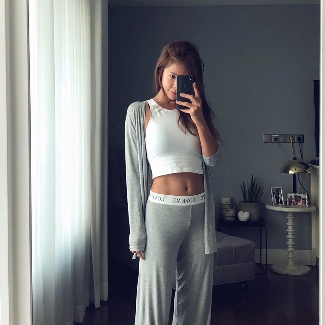 45岁juniekim凭冻龄颜值登上热搜，好身材年轻态离不开坚持的秘诀