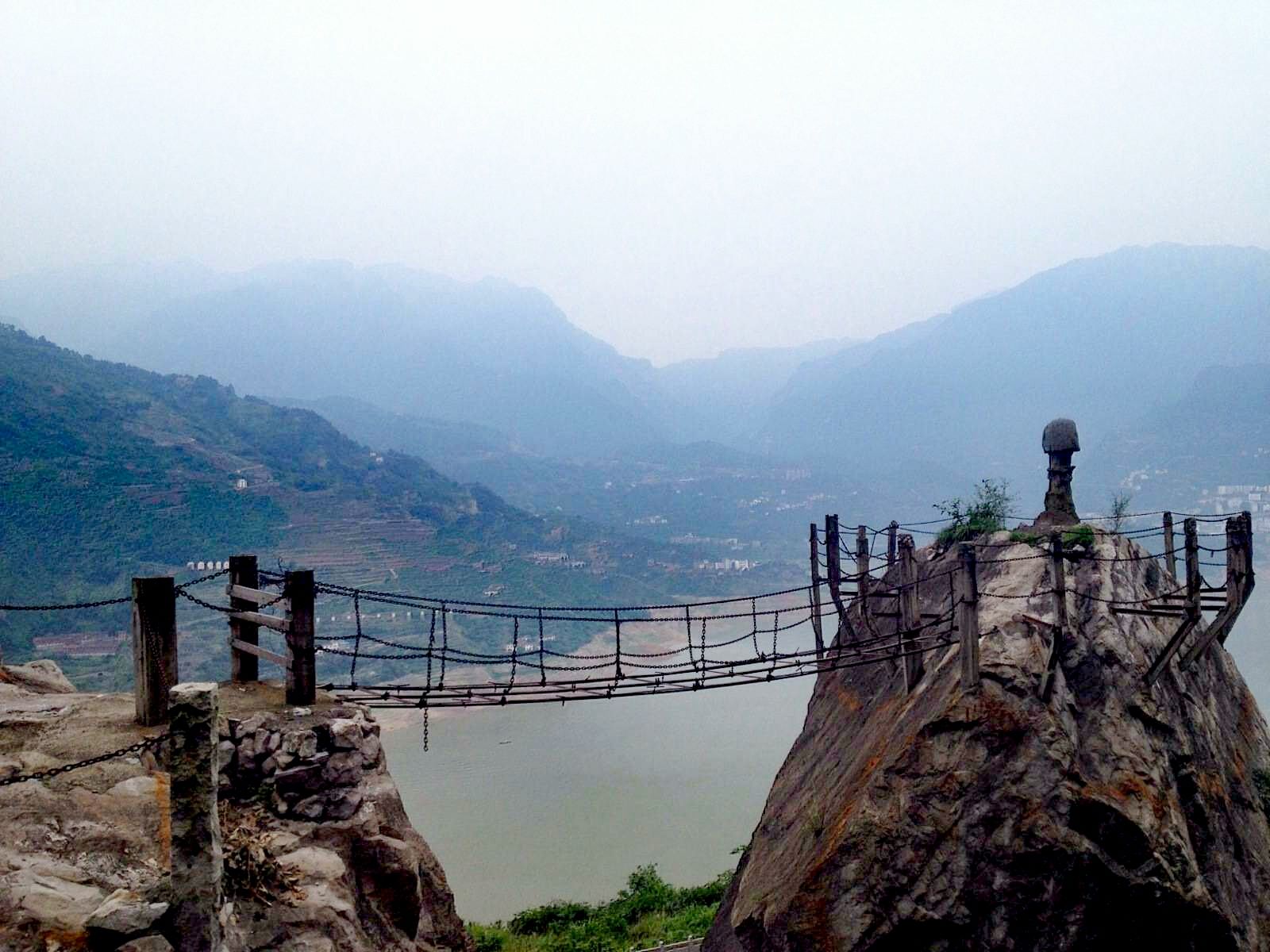 千年来垮塌无数次的危崖,国家用173根巨型铁链锁住,如今成景区