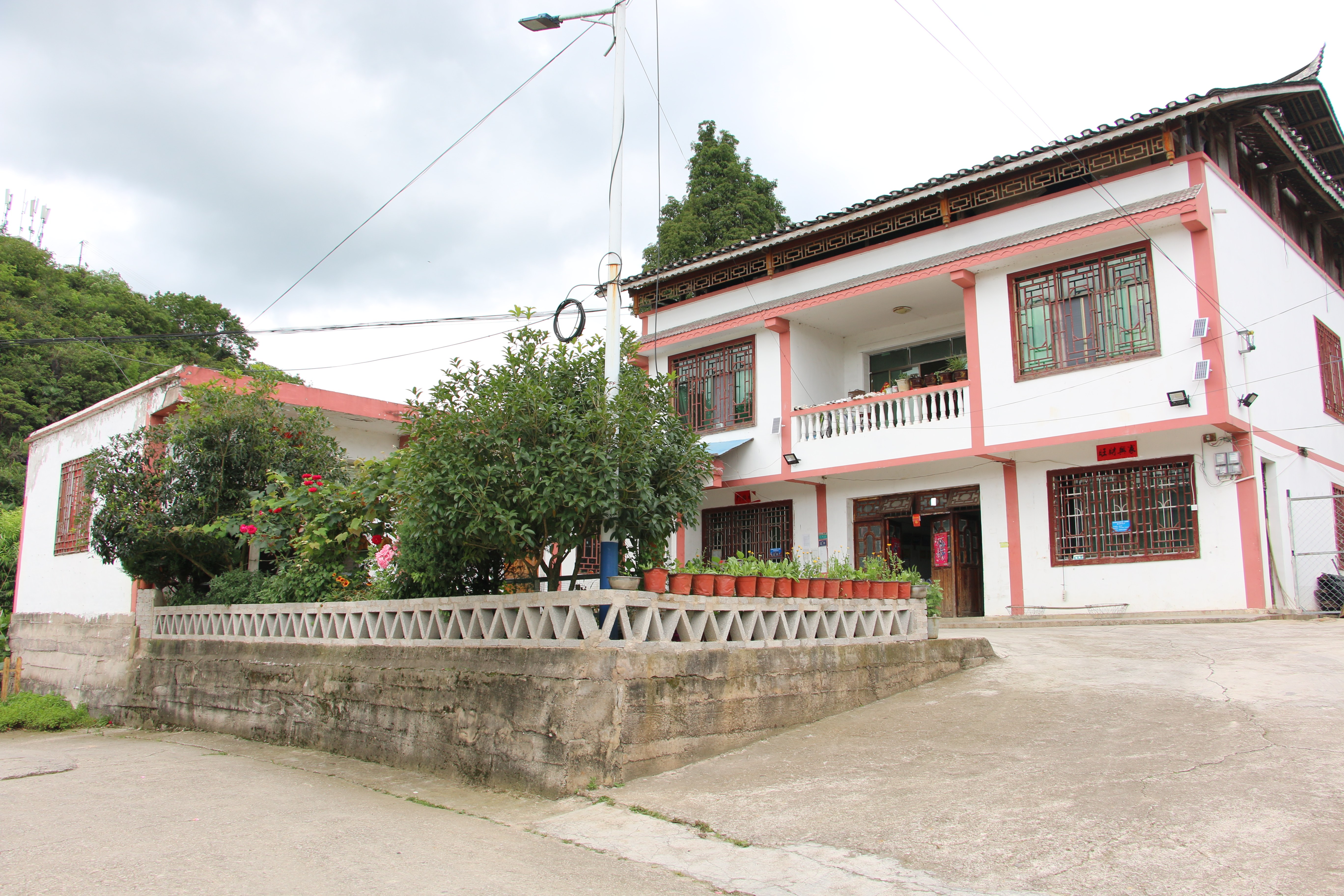 凯里市万潮镇劳动桥村:"庭院美化"如火如荼