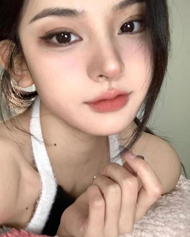 国产网红角色卡,魅惑眼神,精致五官,百变风格,吸粉超300万