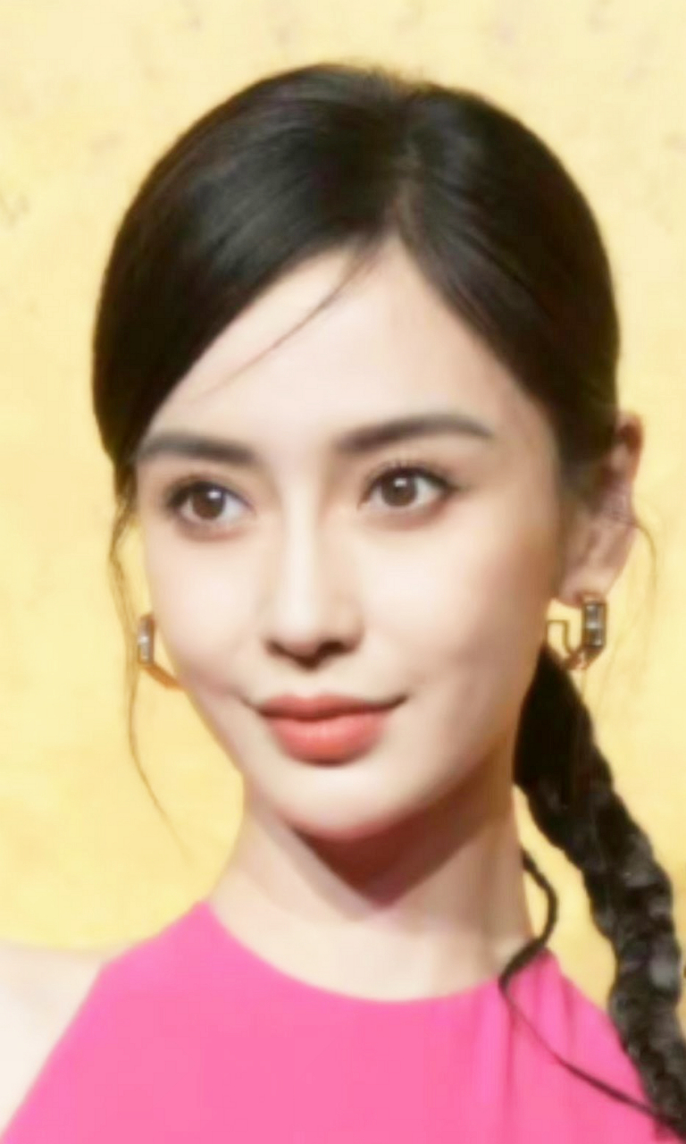 今晚红毯女明星面对面图,图王的答案很明显,为什么李沁状态这么差.