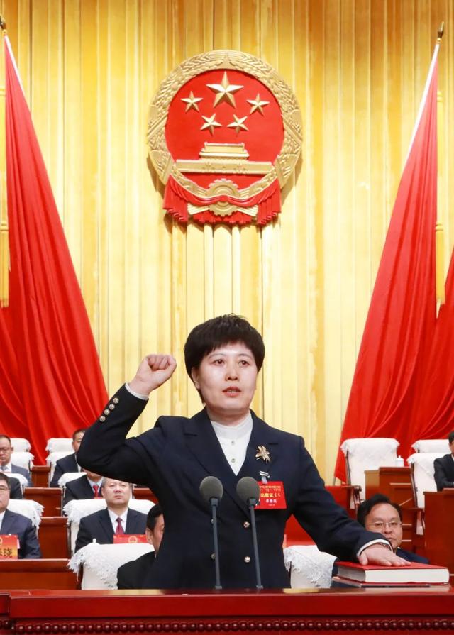 她,现任乌海市市长,内蒙古最年轻地级市市长,女中豪杰
