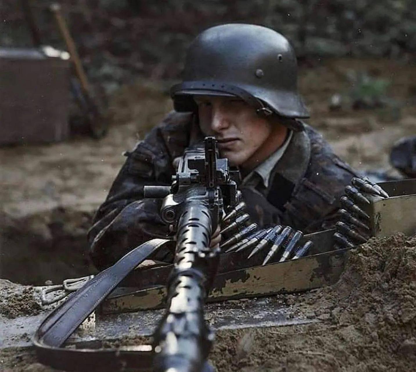 二战德军mg34机枪手正在瞄准 德军在1939年进攻波兰开始了战争,而mg42