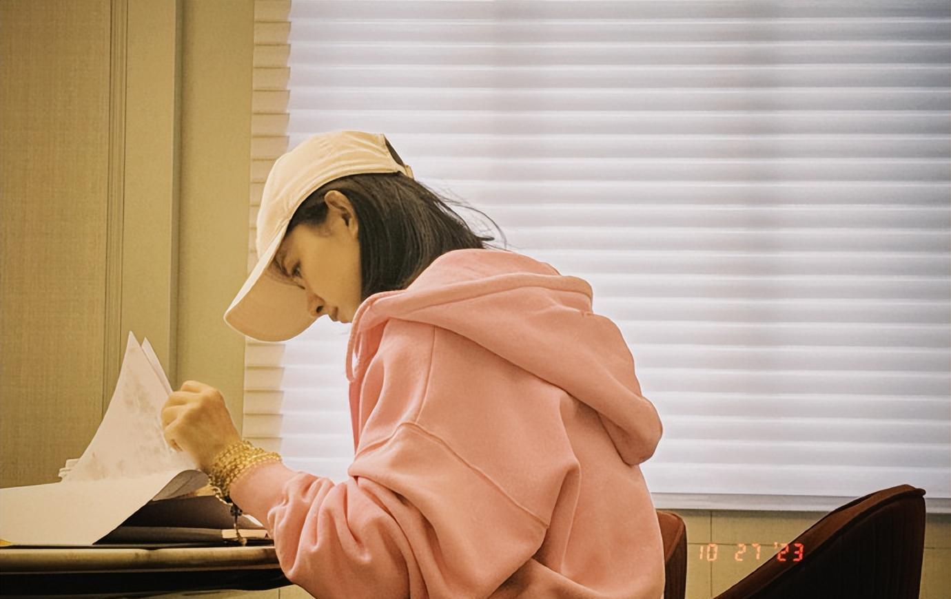 赵丽颖吃汉堡好忘我,嘴角沾酱汁不在意,吃相可爱少女感满溢