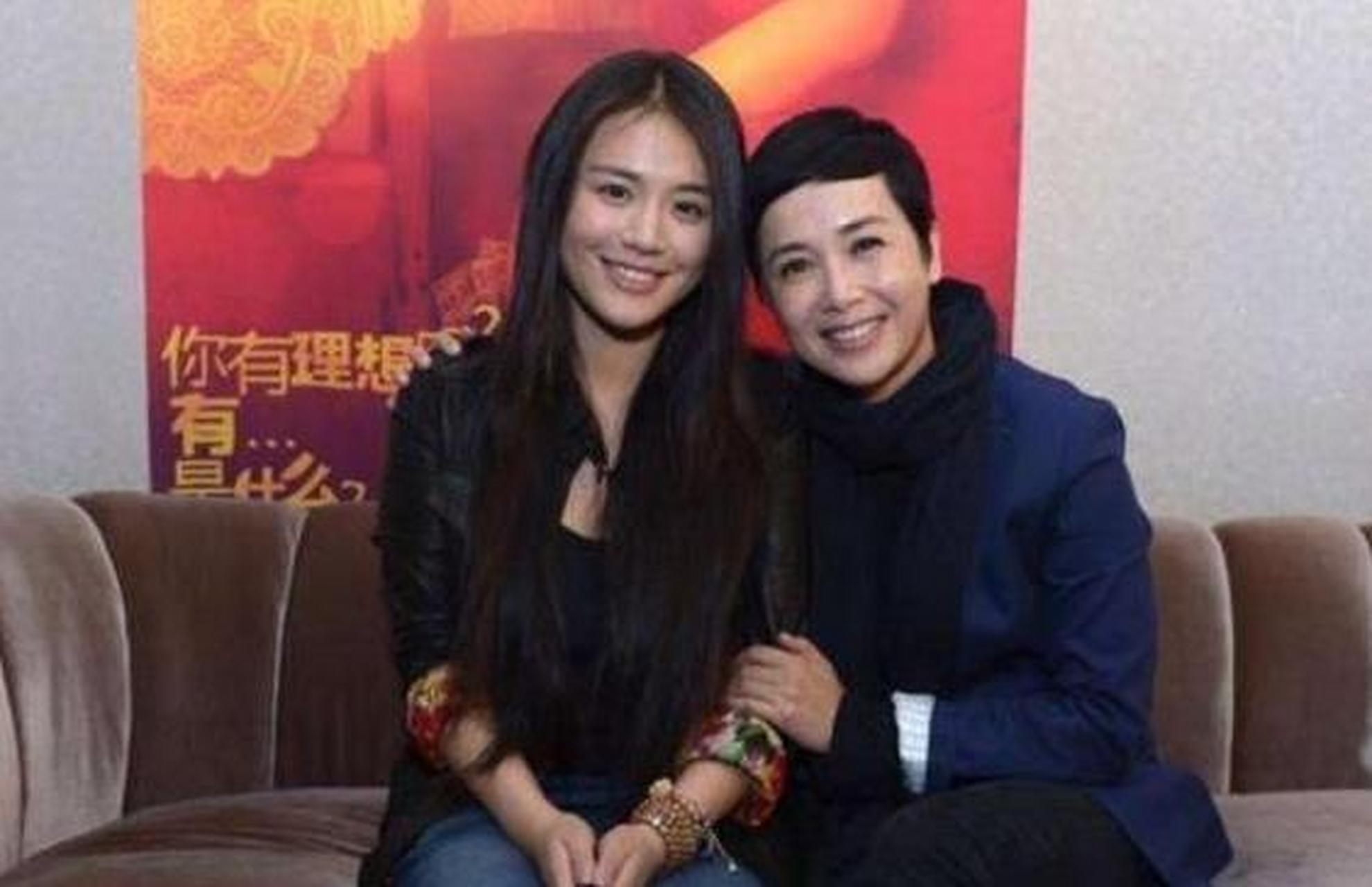 2016年,蒋雯丽把公司卖出的13亿,拿出1.