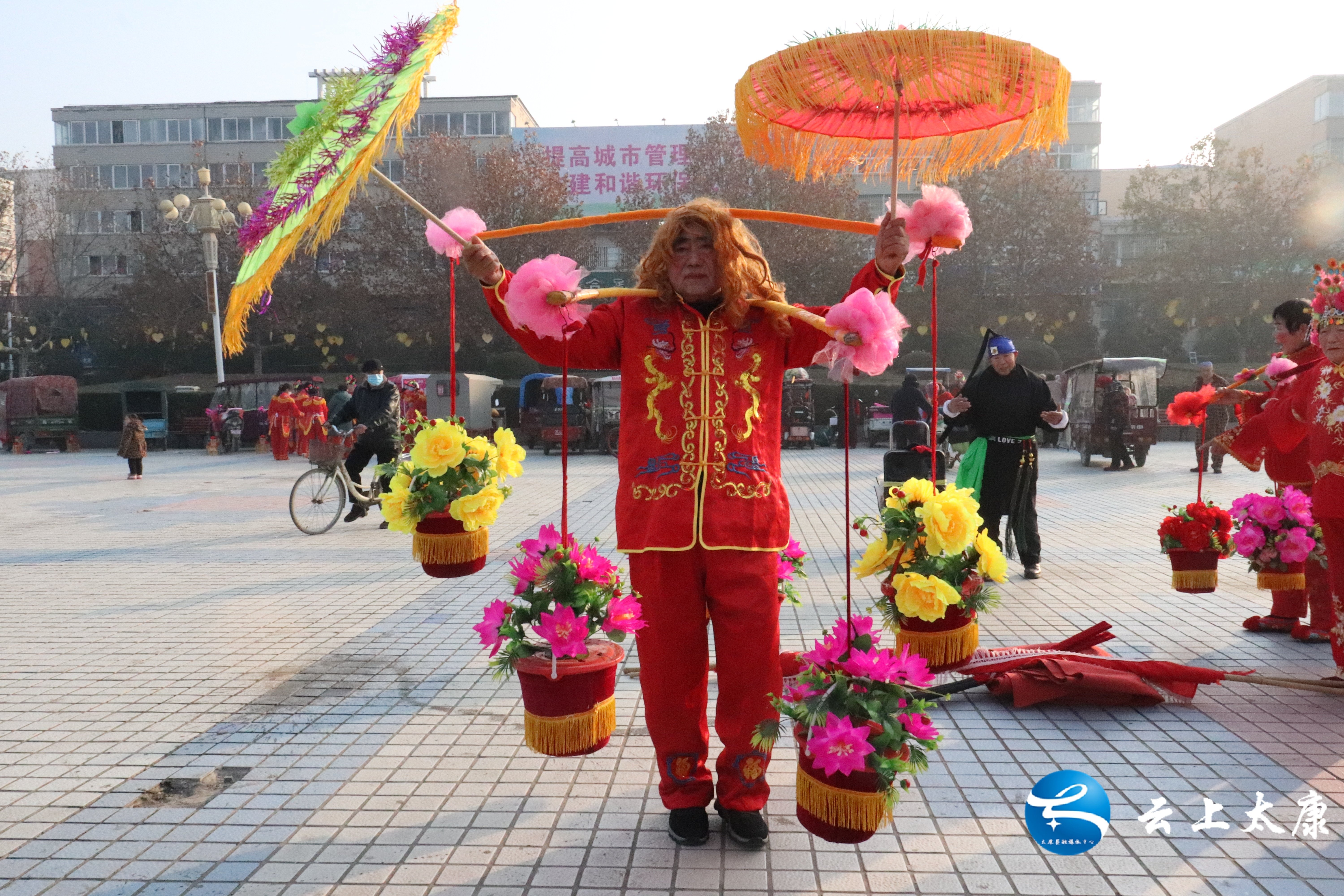 太康民间艺术展演,一个七十岁老汉一个挑了三个花篮.他是练成的?