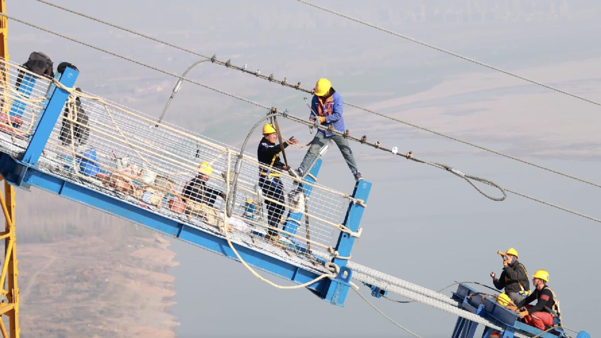 长江上最宽钢箱梁悬索桥猫道全线贯通