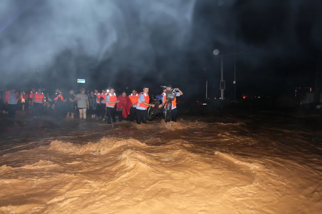 河南淅川:急流中,民警筑起"钢铁堤坝"