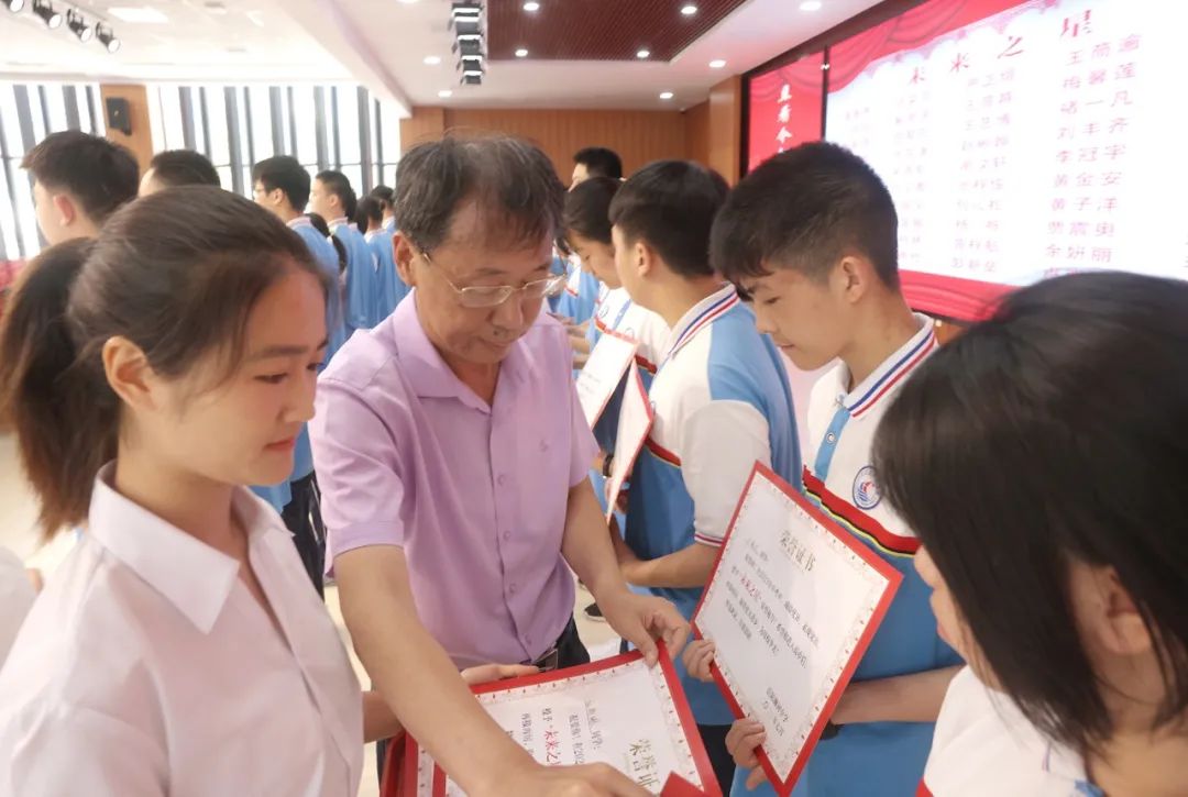 浉河中学 信阳高中携手举行优秀生表彰大会暨初升高衔接指导会