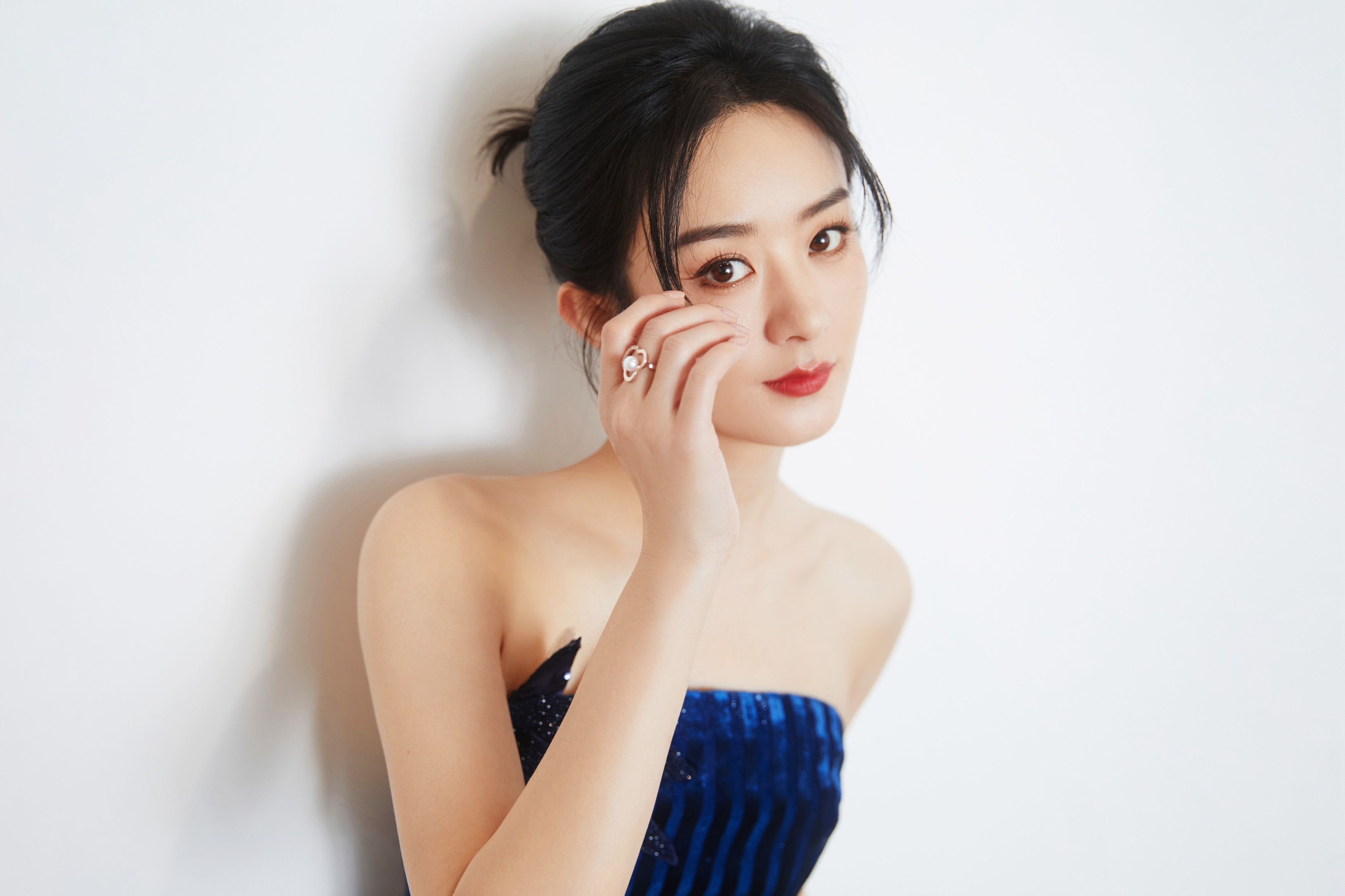 赵丽颖齐胸蓝色礼服时尚写真